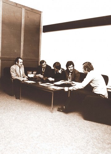 1977: Besprechung