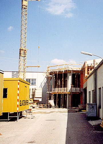 1992: Bau